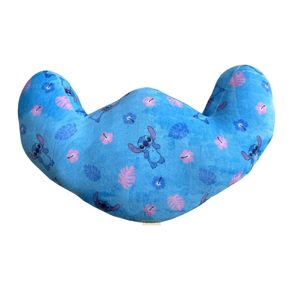 Una almohada azul con personajes de Stitch y flores tropicales.