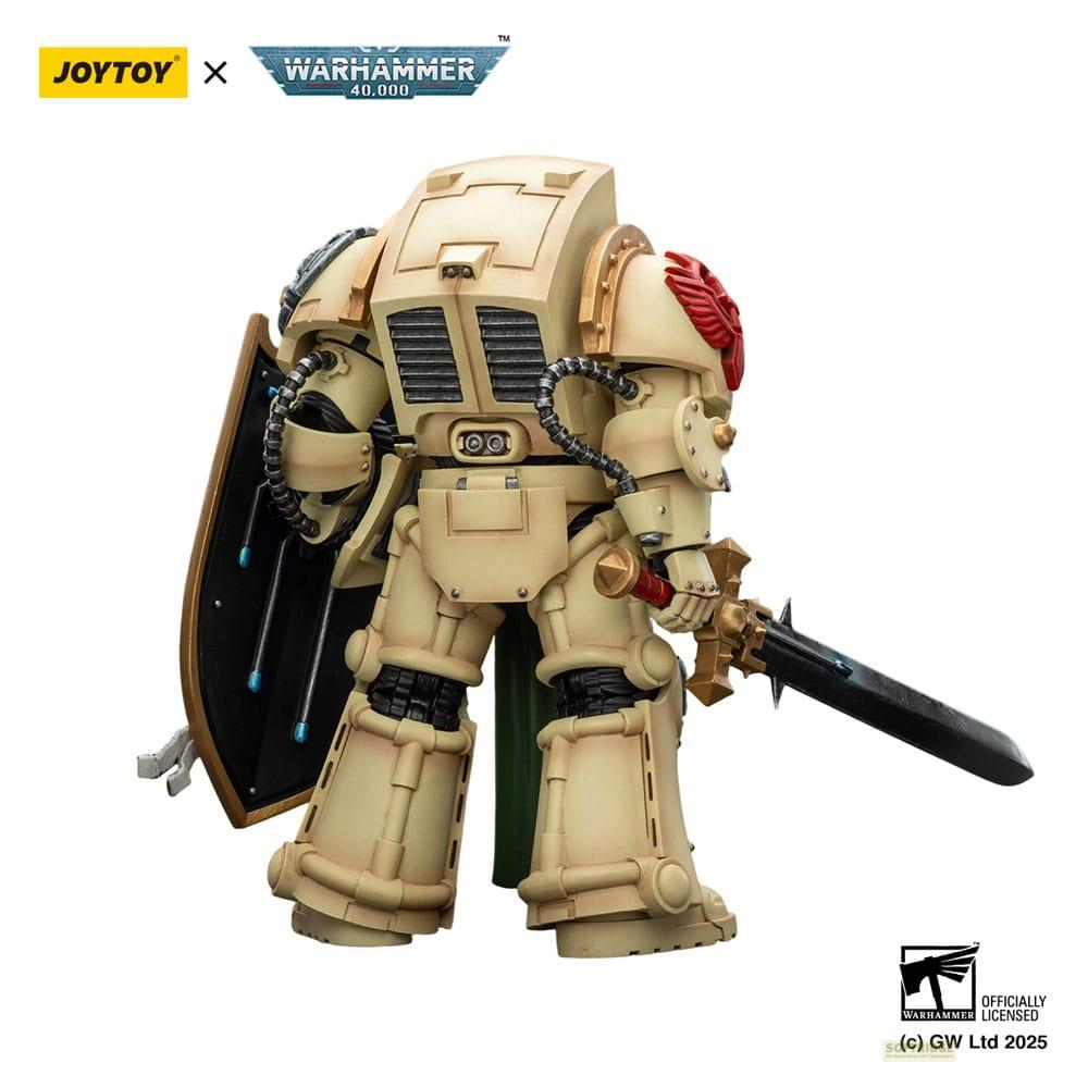 Soldato in armatura Terminator beige con spada e scudo.