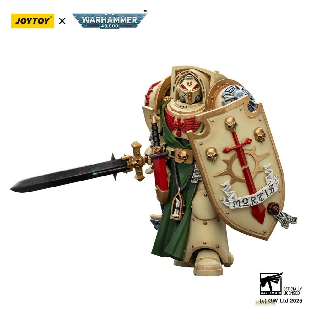 Un guerriero in armatura crema con spada e scudo, Warhammer 40.000.