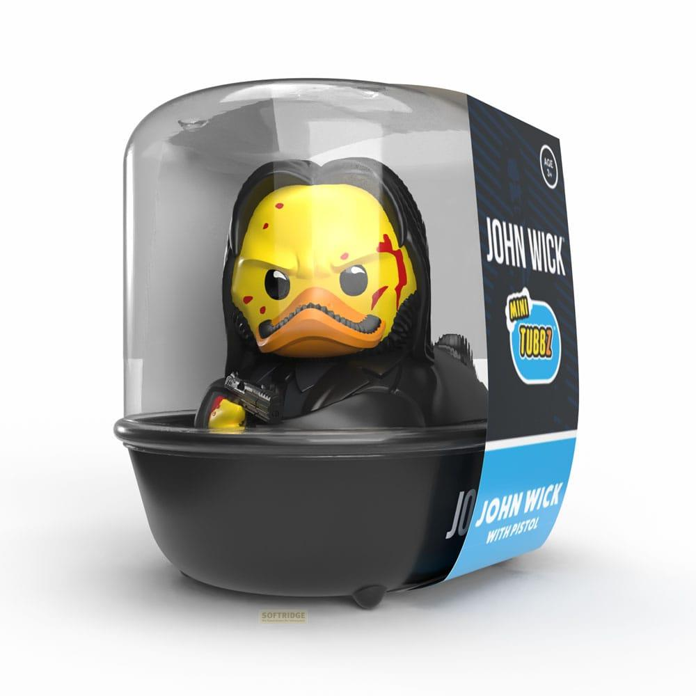Un patito de goma de John Wick con pelo negro, salpicaduras de sangre y una pistola.