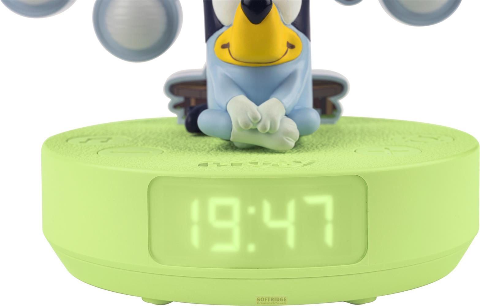 Un réveil vert clair avec une figurine de Bluey assise affichant 19:47.