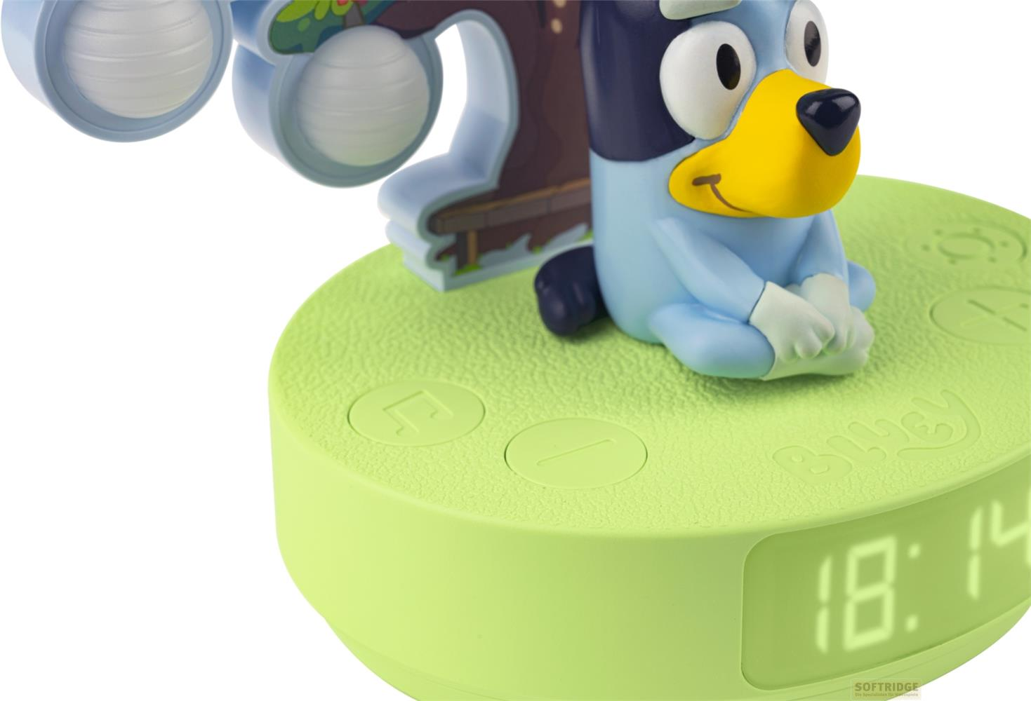 Une figurine de chien bleue est assise sur une base vert clair avec un affichage de l'heure numérique.