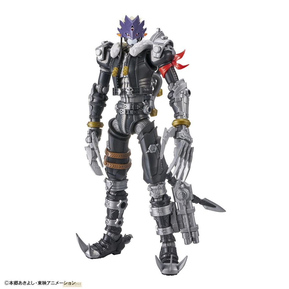 Figurine avec cheveux violets, vêtements noirs, armure argentée et armes.