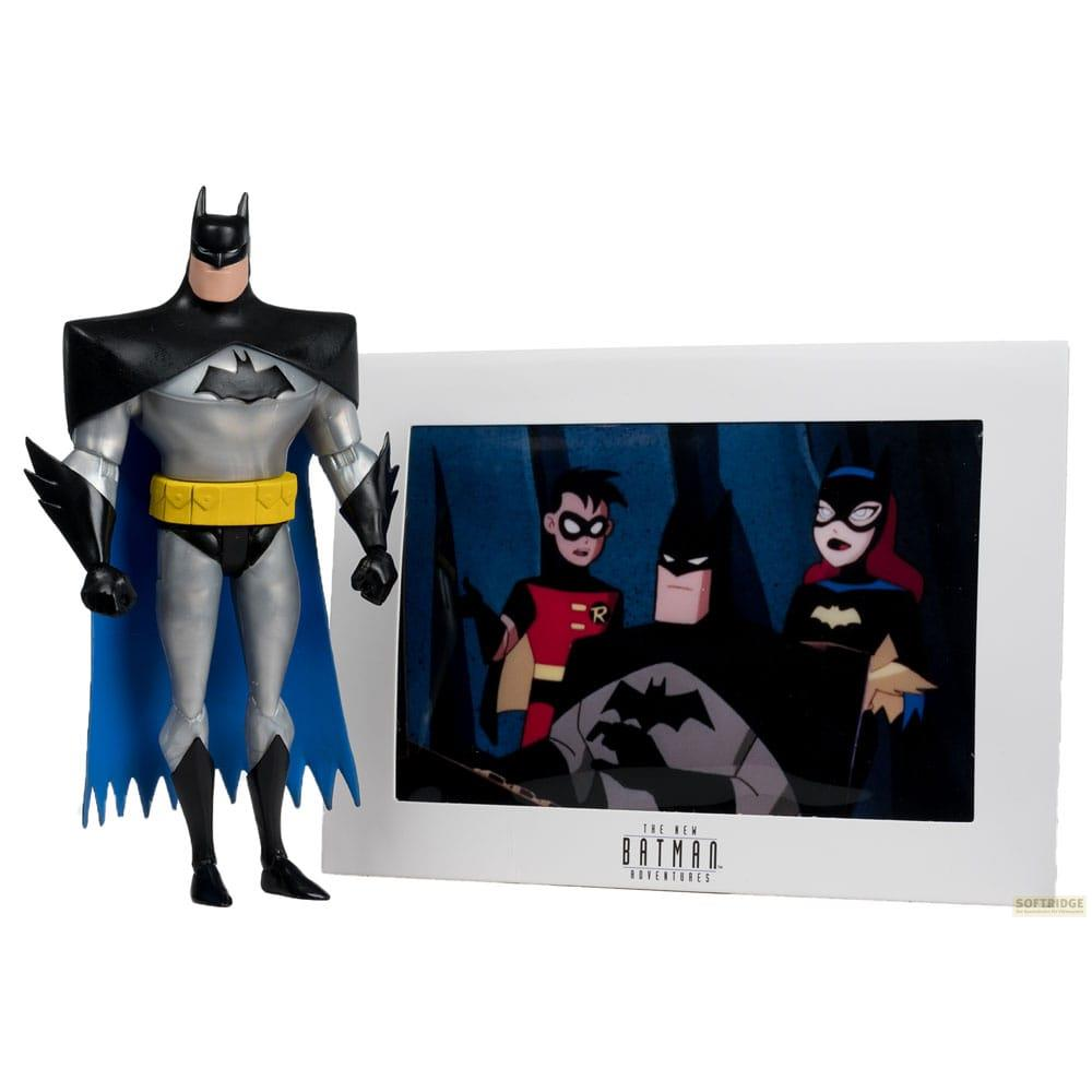 Una figura di Batman accanto a una cornice con Batman, Robin e Batgirl.