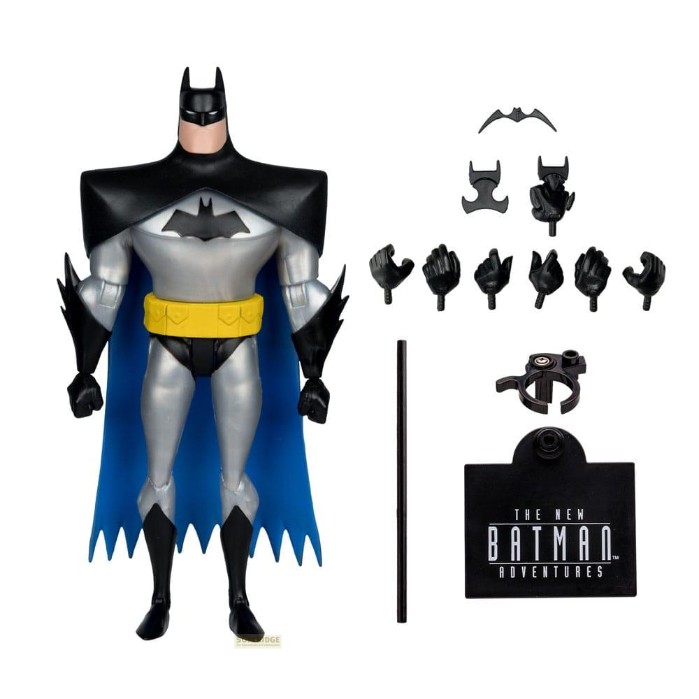 Action figure di Batman con accessori: mani intercambiabili, batarang e supporto.
