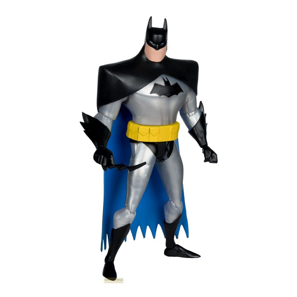 Statua di Batman in completo argento, mantello blu, cintura gialla e maschera nera.
