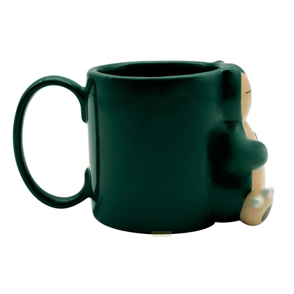 Dunkelgrüne Tasse mit Snorlax-Design, sitzend und schlafend.
