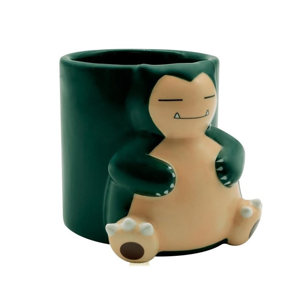 Ein grüner Snorlax-Becher sitzt auf einem weißen Hintergrund.