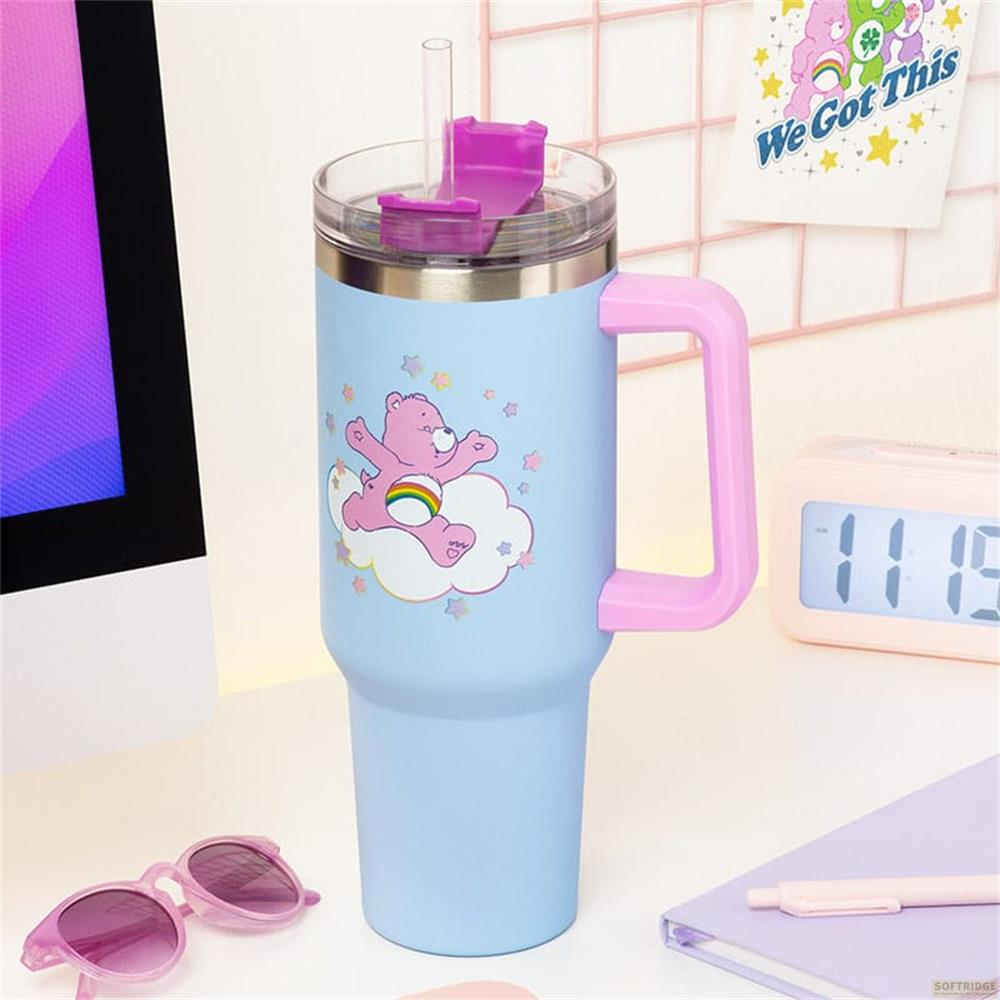Eine hellblaue Trinkflasche mit pinkem Griff, die einen rosa Bären auf einer Wolke zeigt.