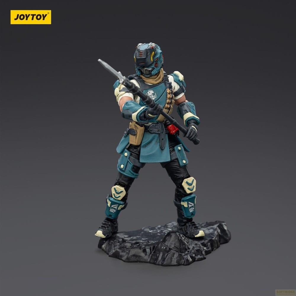 Figur eines Soldaten in Blau und Schwarz mit Helm und Speer, auf Felsen stehend.
