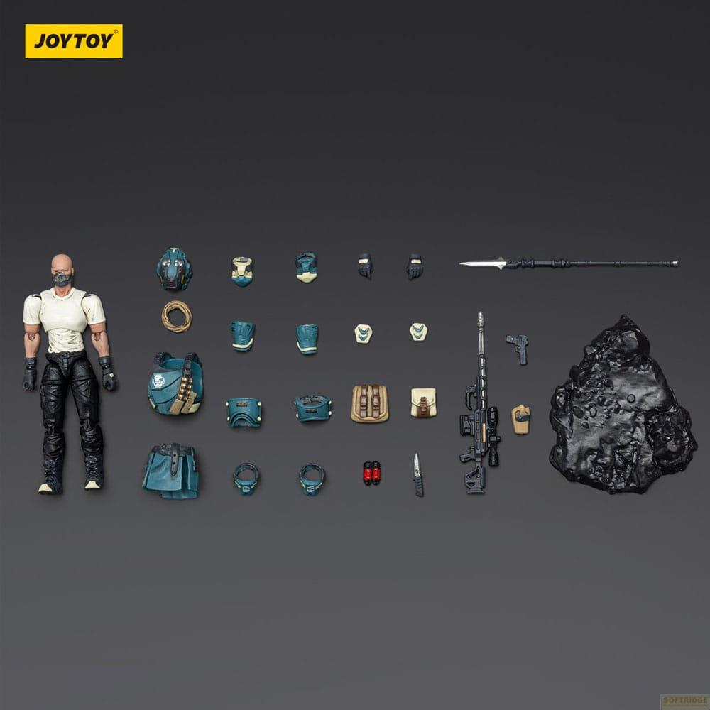 Eine Actionfigur mit Zubehör: Gewehr, Pistole, Messer, Rucksack und Kleidung.