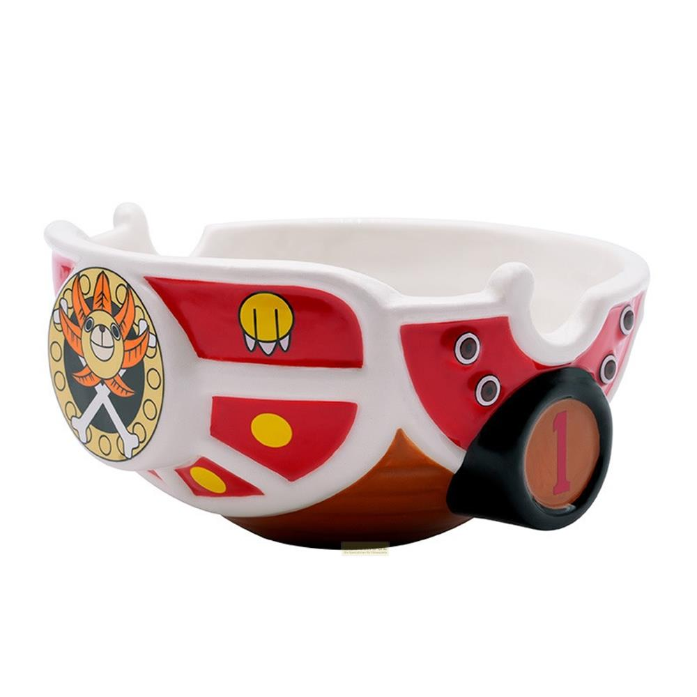 Cuenco rojo y blanco con emblema pirata y puntos amarillos.