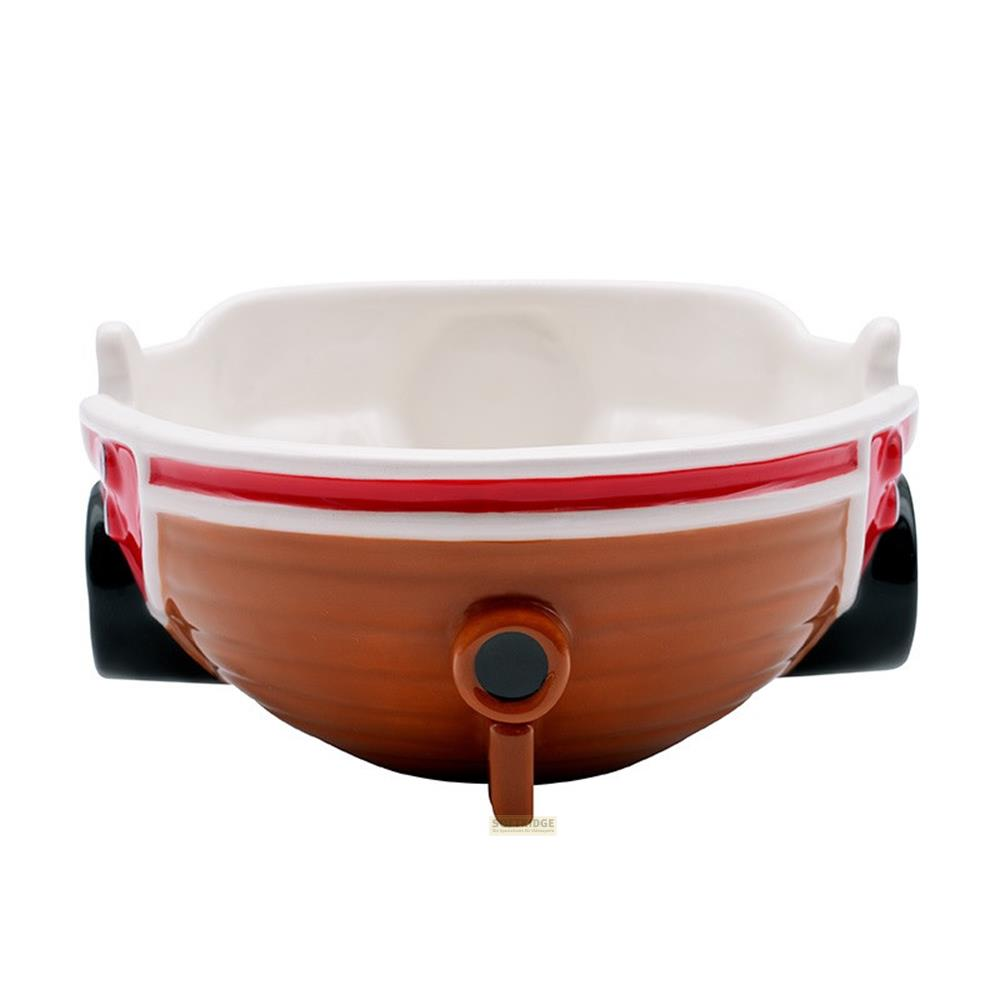 Cuenco de cerámica con forma de barco, marrón con rayas rojas y detalles negros.