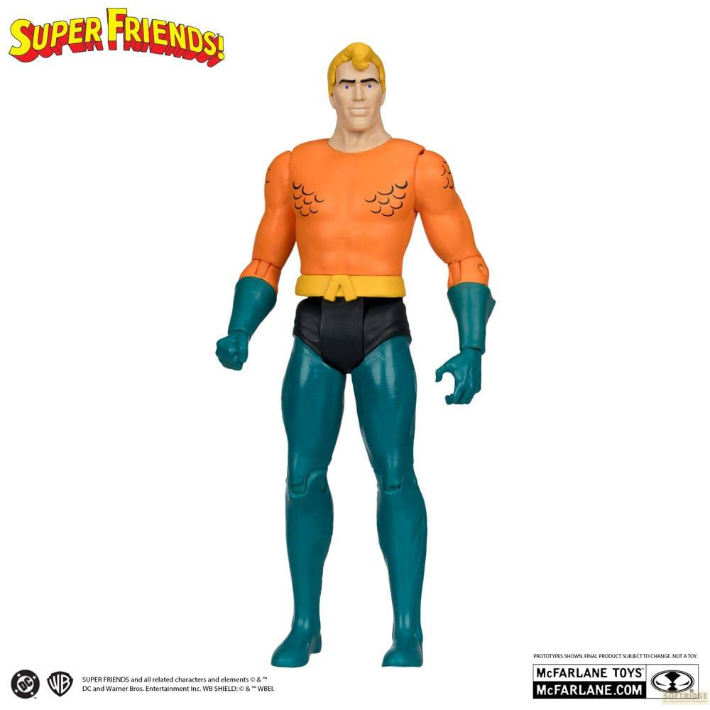 Action figure di Aquaman in arancione, nero e blu con cintura gialla.