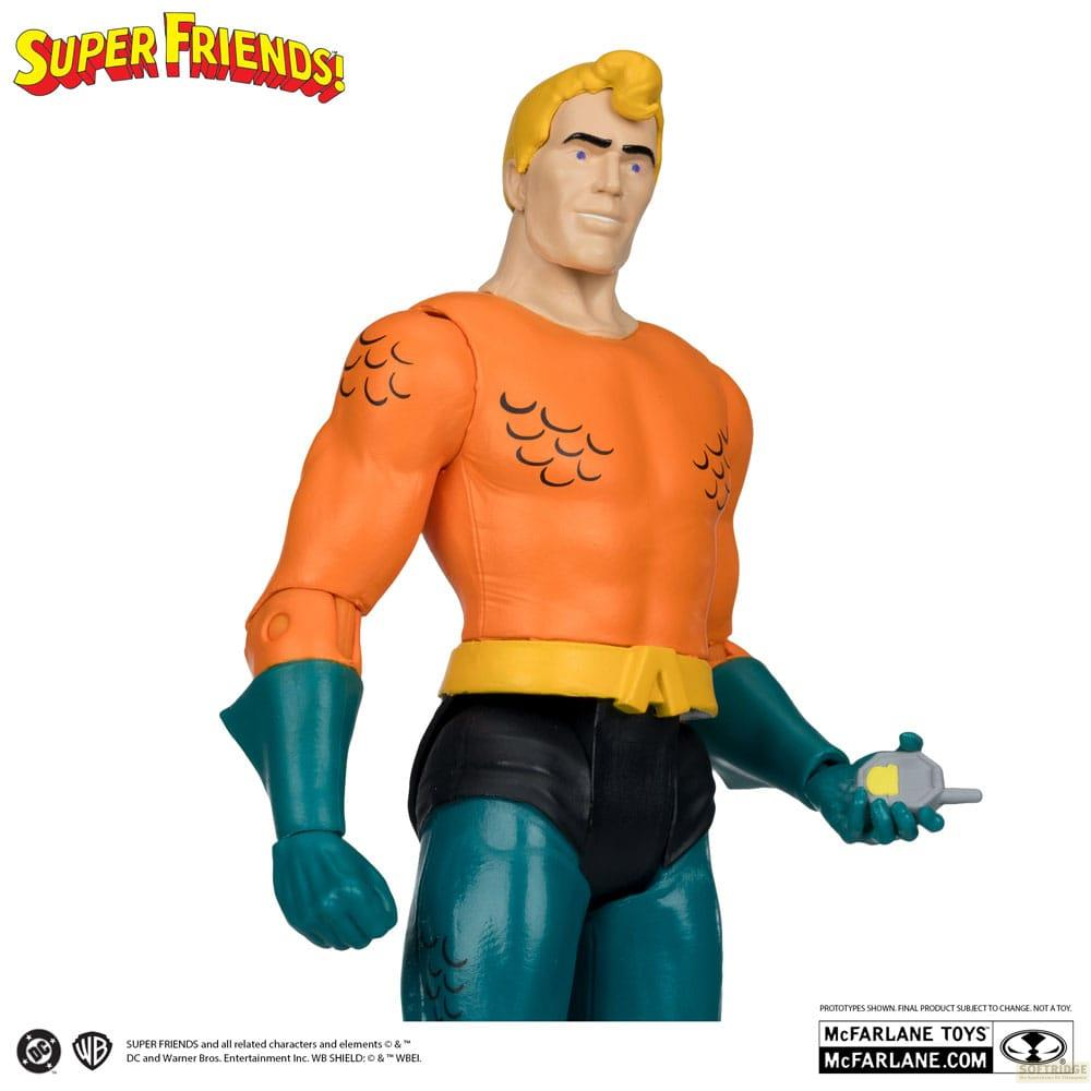 Action figure di Aquaman in costume arancione e verde con cintura gialla, tiene un dispositivo grigio.