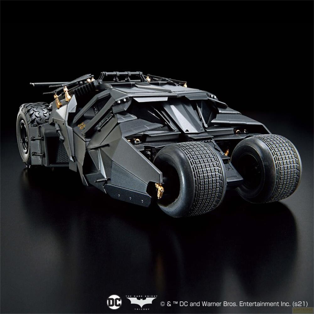 Batmobile sombre et futuriste avec de larges pneus sur fond noir.