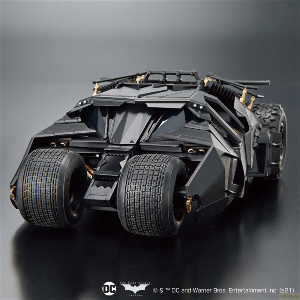 Un modèle noir de Batmobile avec de grands pneus et un blindage détaillé.