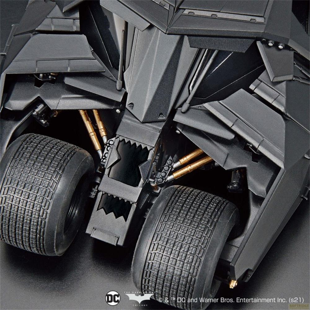 Gros plan de l'arrière de la Batmobile avec de gros pneus et des détails mécaniques.