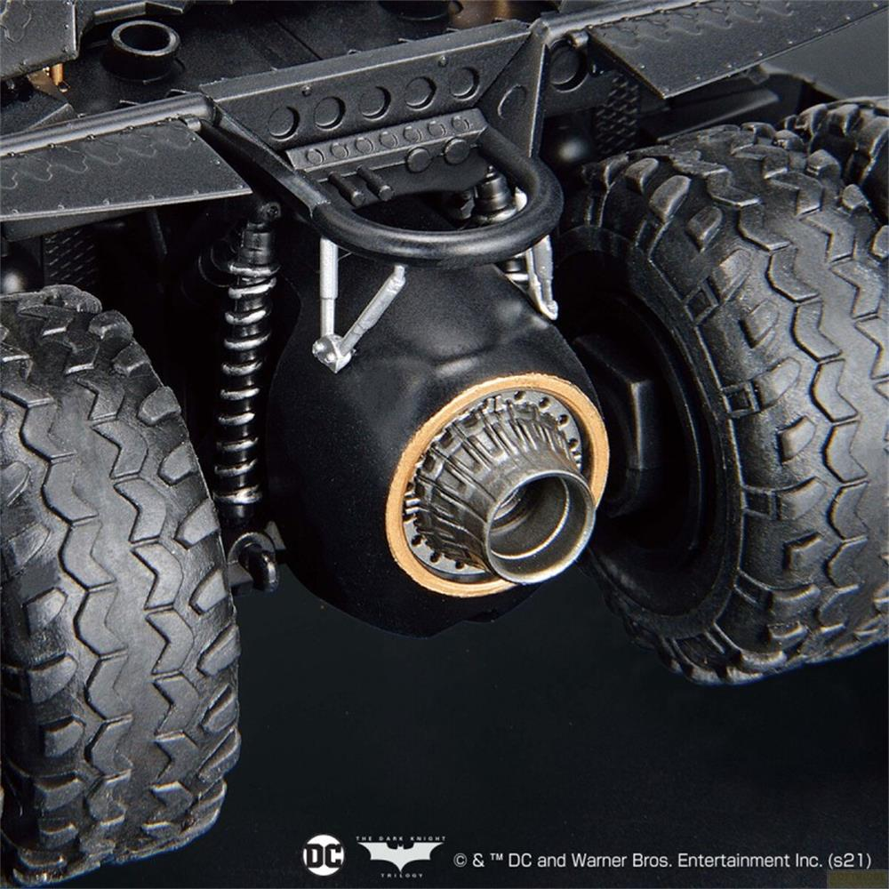 Gros plan de l'échappement et de la roue arrière de la Batmobile de 'The Dark Knight'.