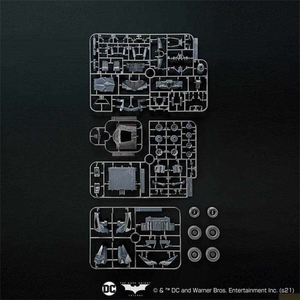Pièces de maquette du Batmobile sur fond noir.