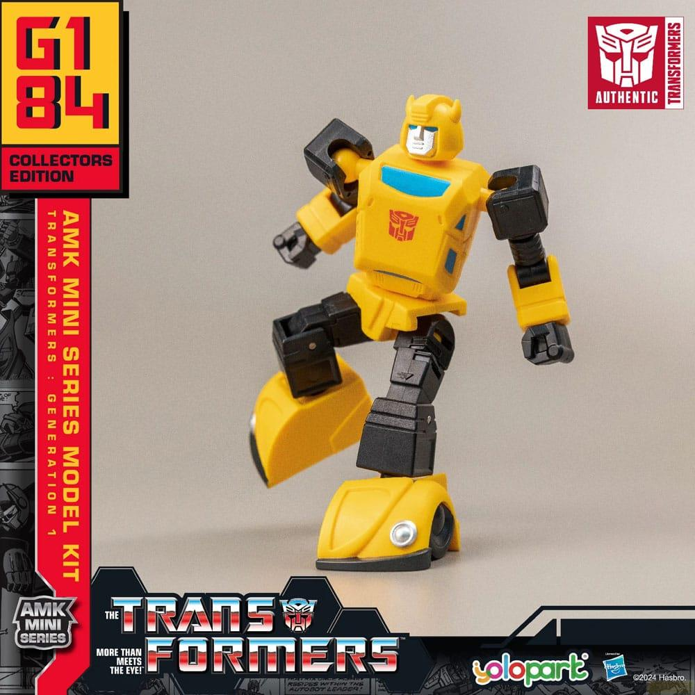 Gelber Transformer-Spielzeugroboter mit schwarzen Akzenten, steht auf einem grauen Hintergrund.