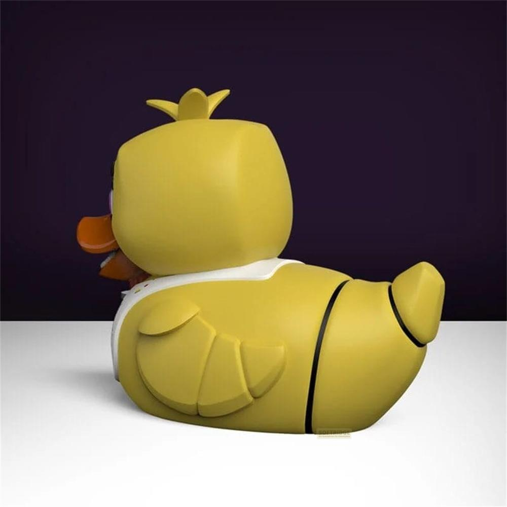 Eine gelbe Gummi-Ente mit Krone, Schnabel und einem weißen Kragen.