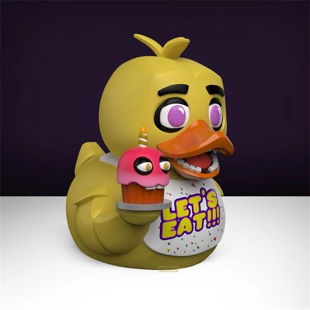 Eine gelbe Badeente im Stil von Chica aus Five Nights at Freddy's hält einen rosa Cupcake vor dunklem Hintergrund.