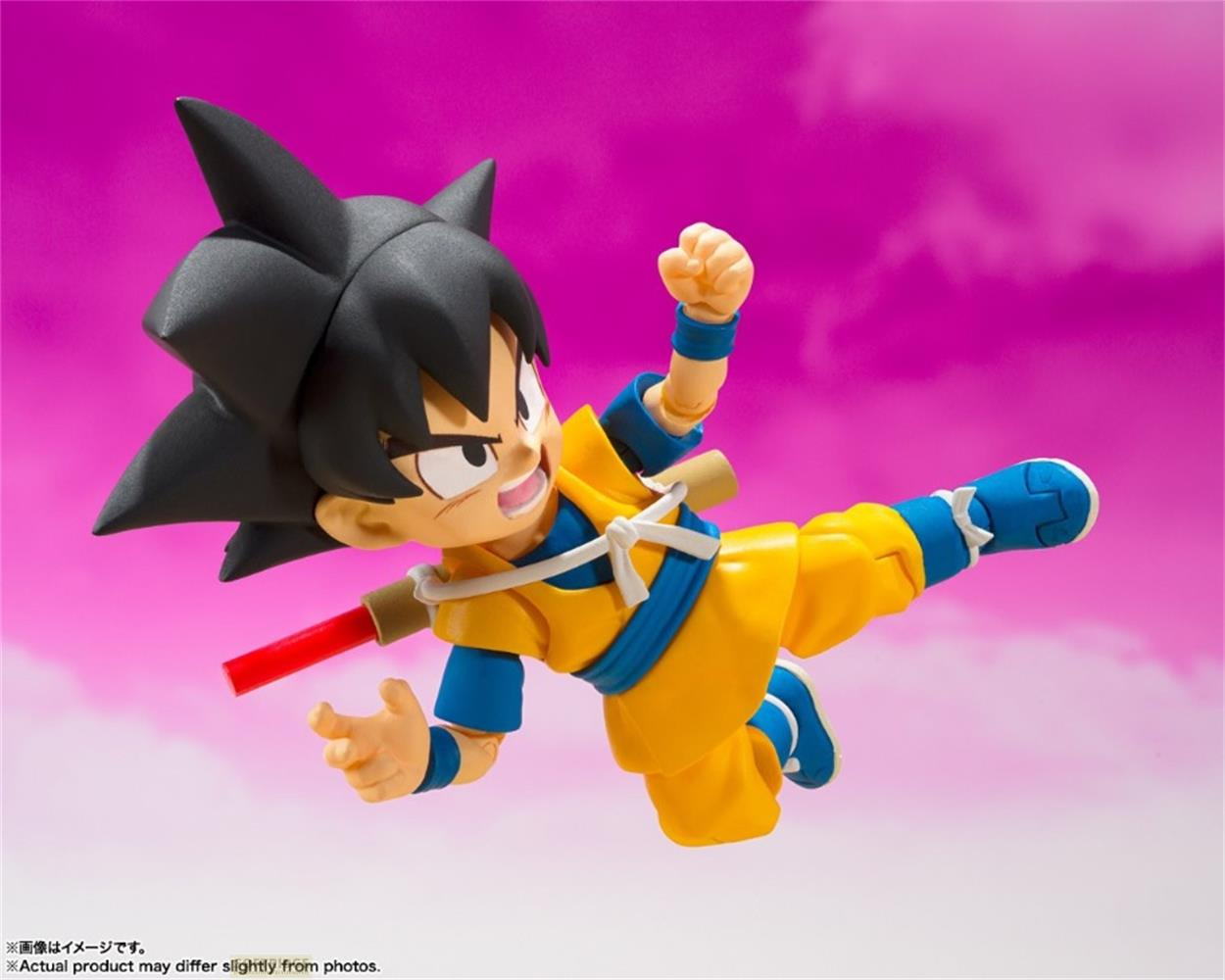 Figura de acción de Goku niño con pelo negro, traje amarillo y acentos azules en el aire.
