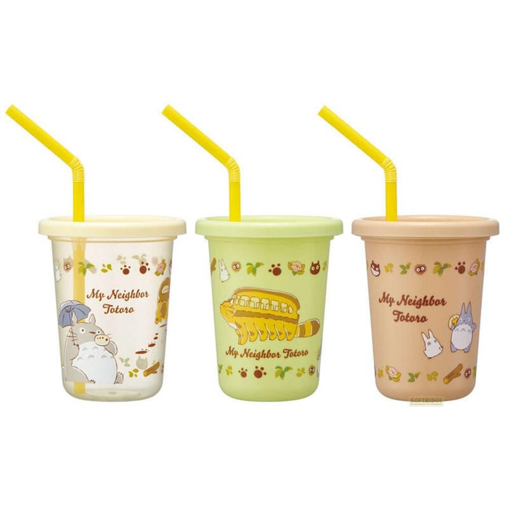 Drei Totoro-Becher mit gelben Strohhalmen auf weißem Hintergrund.