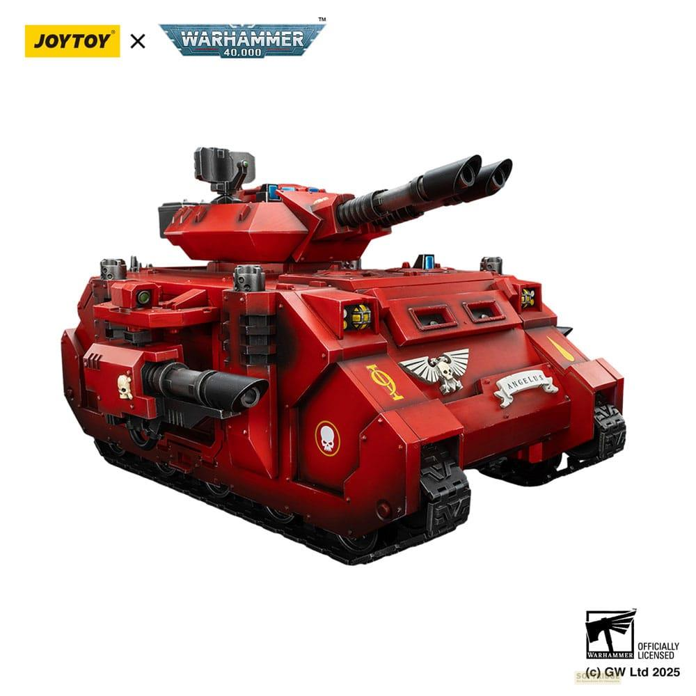 Czerwony czołg Warhammer 40.000 z dwoma działami i detalami.