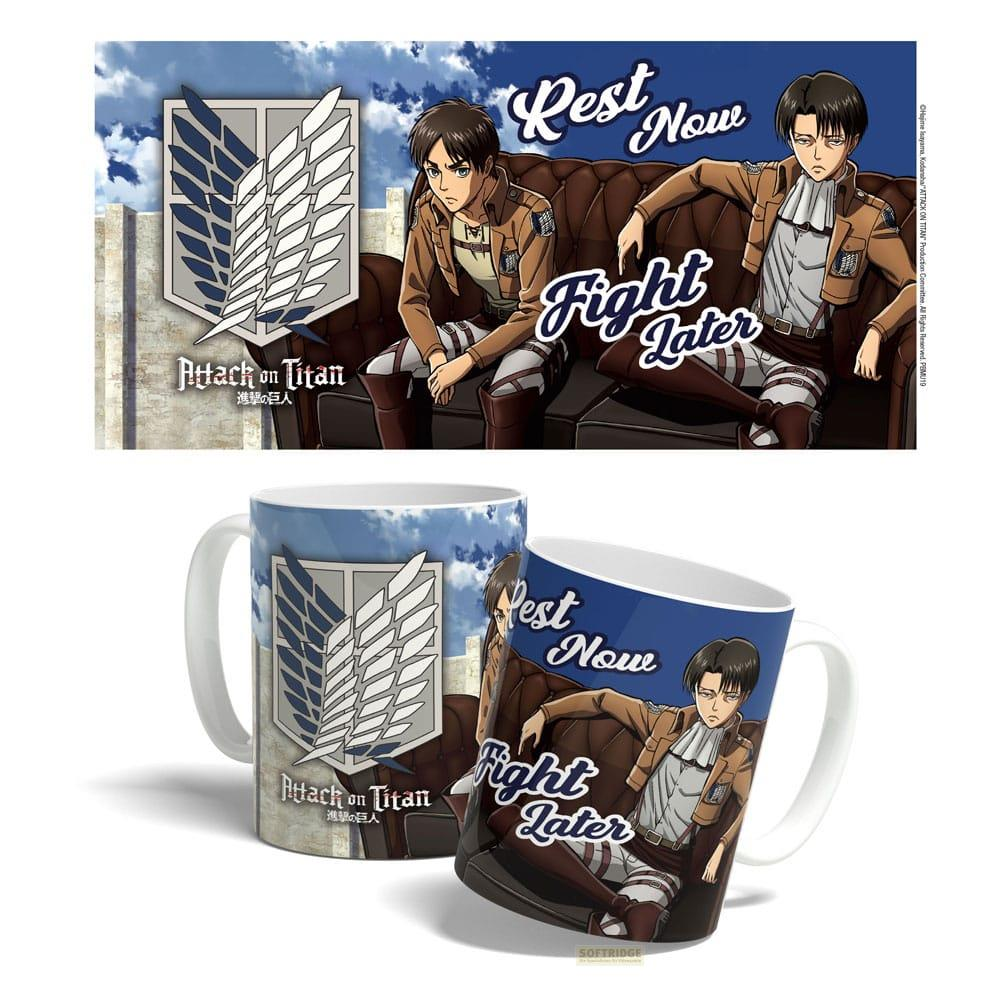 Zwei Tassen mit Attack on Titan Design, zwei Männer sitzen auf einer Couch.