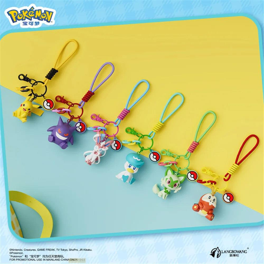 Porte-clés Pokémon : Pikachu, Gengar, Evoli et autres sur fond jaune.