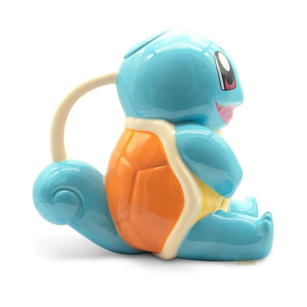 Une figurine bleue de Carapuce avec une carapace orange est assise.