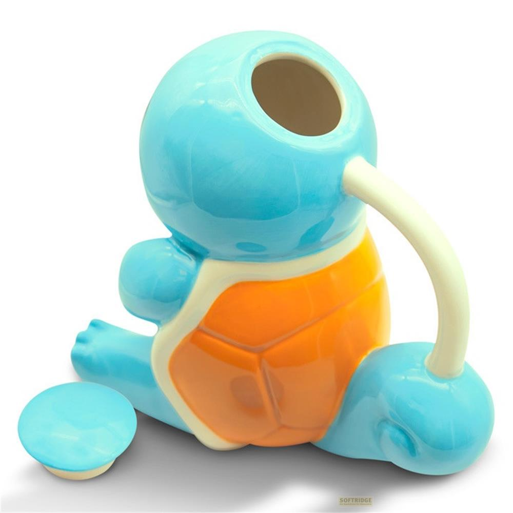 Figurine en céramique bleue de Squirtle avec carapace orange, assise sur fond blanc.