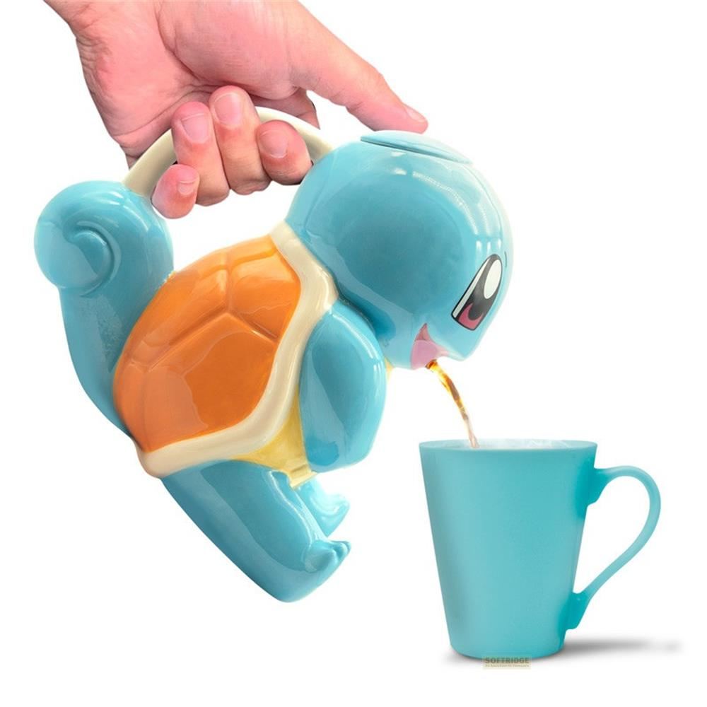 Une théière Squirtle bleue verse un liquide marron dans une tasse bleue.