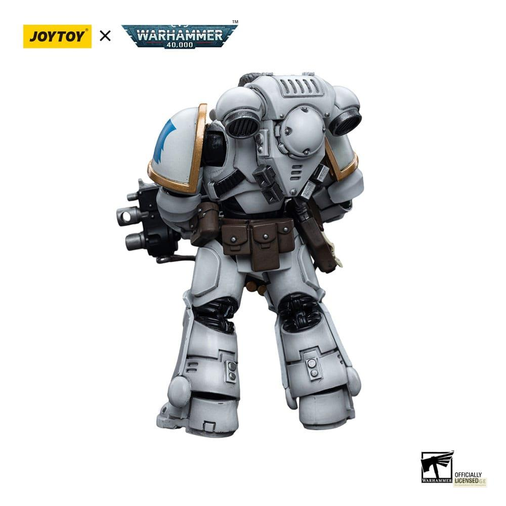 Biała figurka akcji Warhammer 40.000 ze złotymi akcentami i bronią.