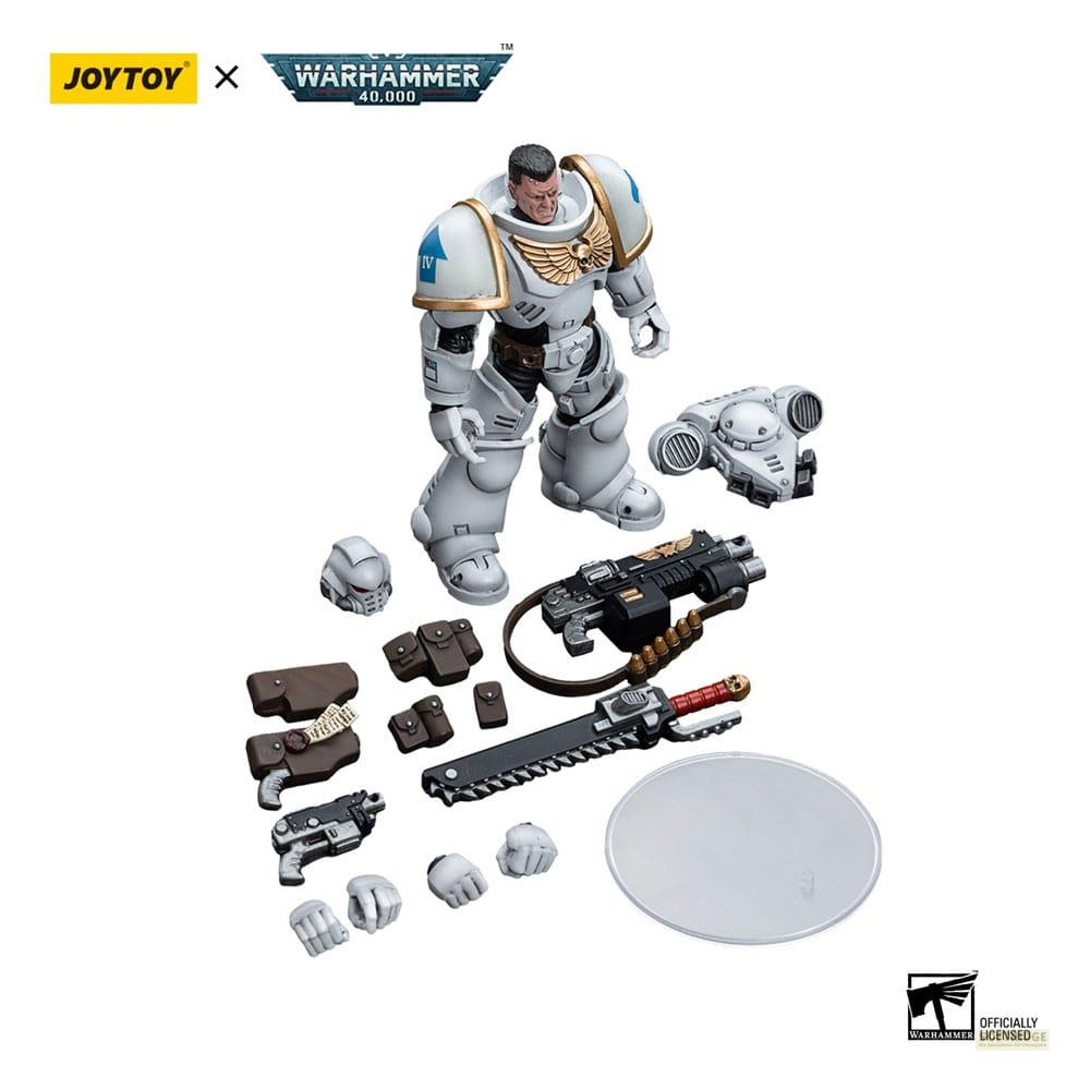 Figurka Space Marine z bronią, hełmem, sakiewkami i podstawką.