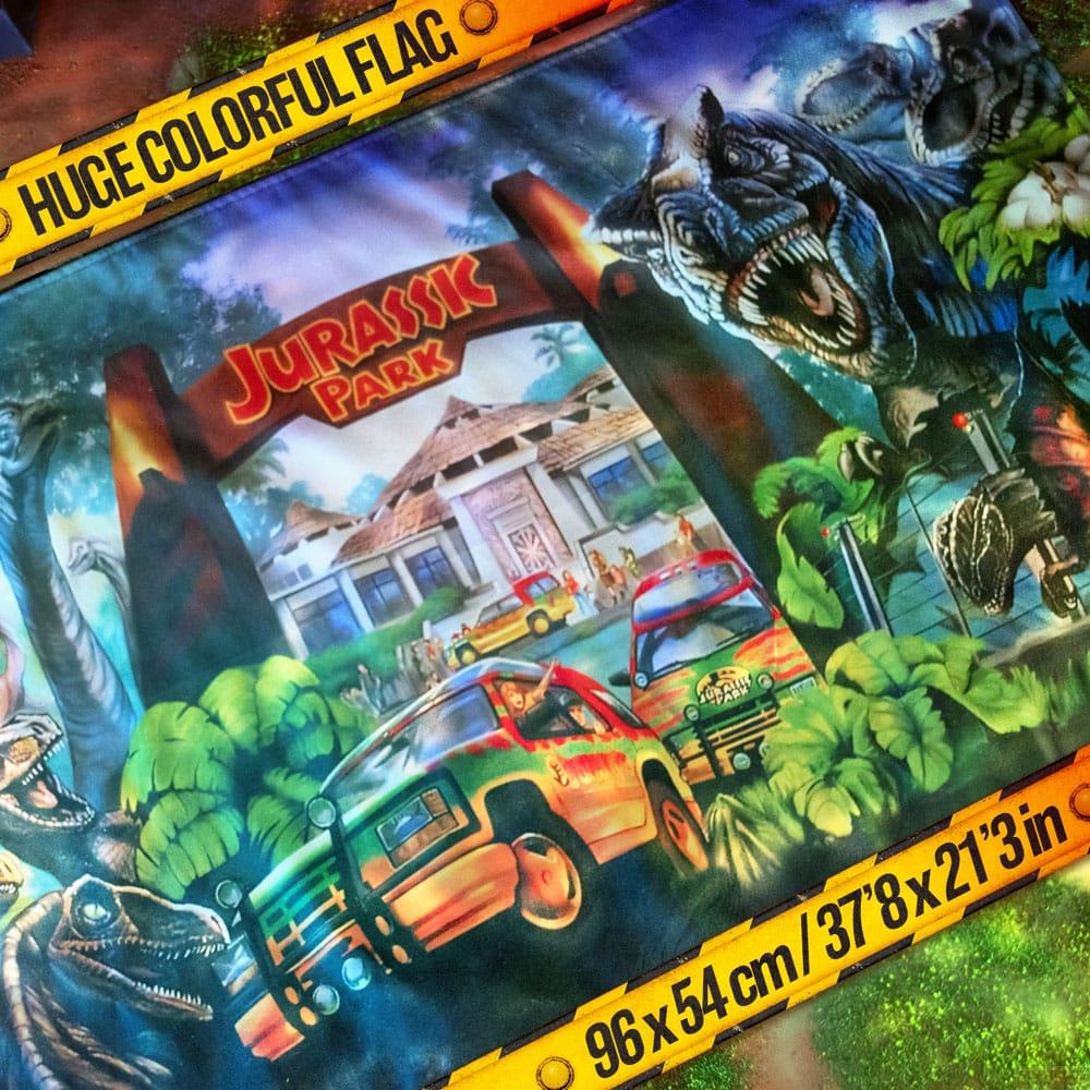 Jurassic Park mit Dinosauriern, Autos und dem Eingangstor. Riesige bunte Flagge.
