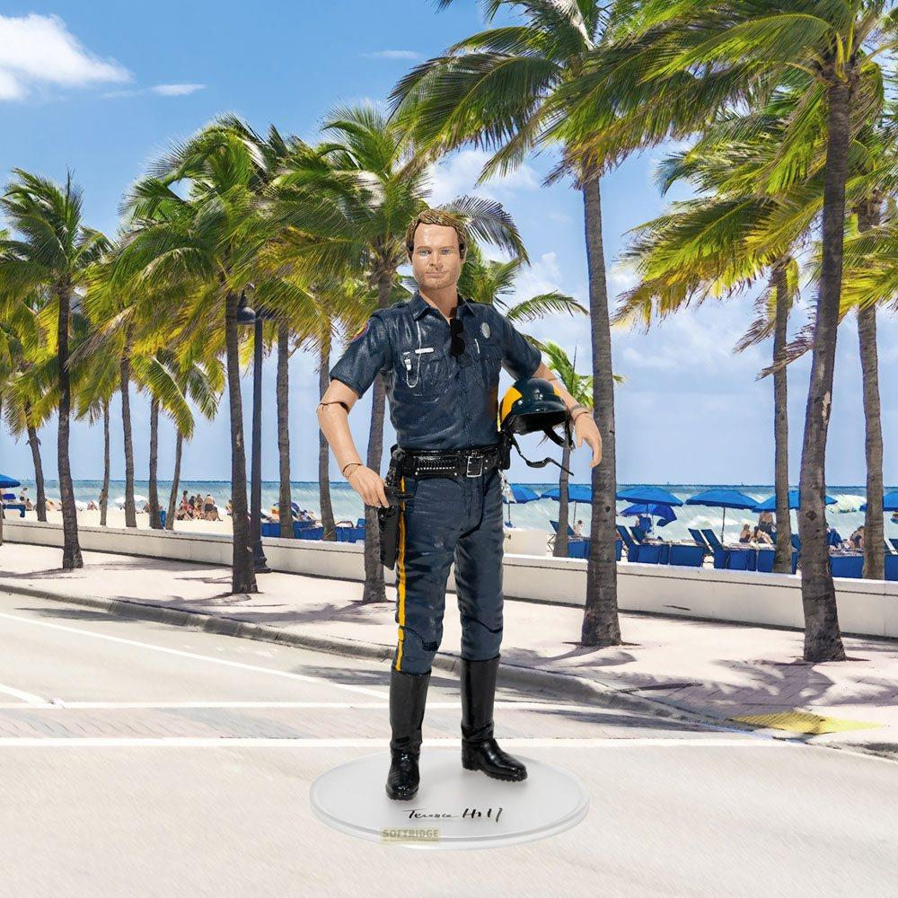 Polizeifigur am Strand mit Palmen, hält Helm, blauer Himmel.