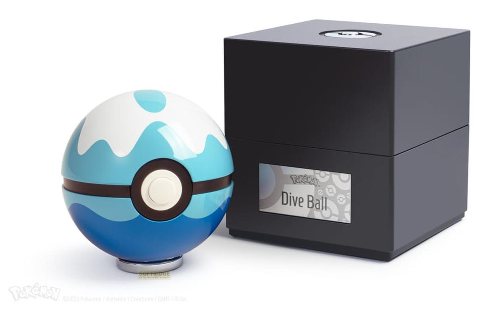 Une Dive Ball avec des motifs de vagues bleues et blanches à côté d'une boîte noire.