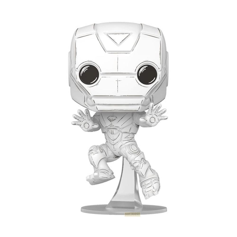 Eine weiße Figur im Iron-Man-Stil steht auf einem durchsichtigen Ständer.