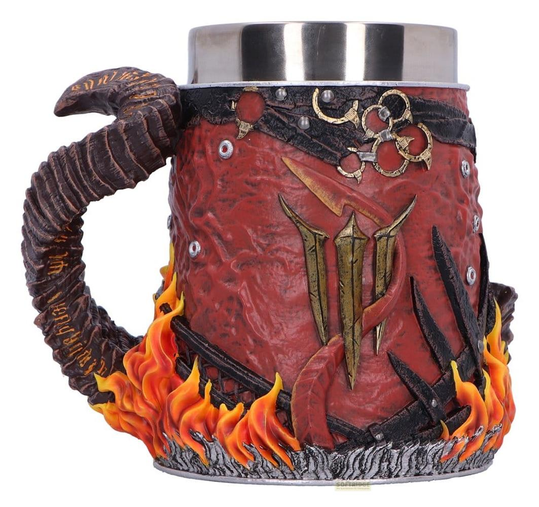 Roter Becher mit Hörnern, Flammen und metallischen Verzierungen.
