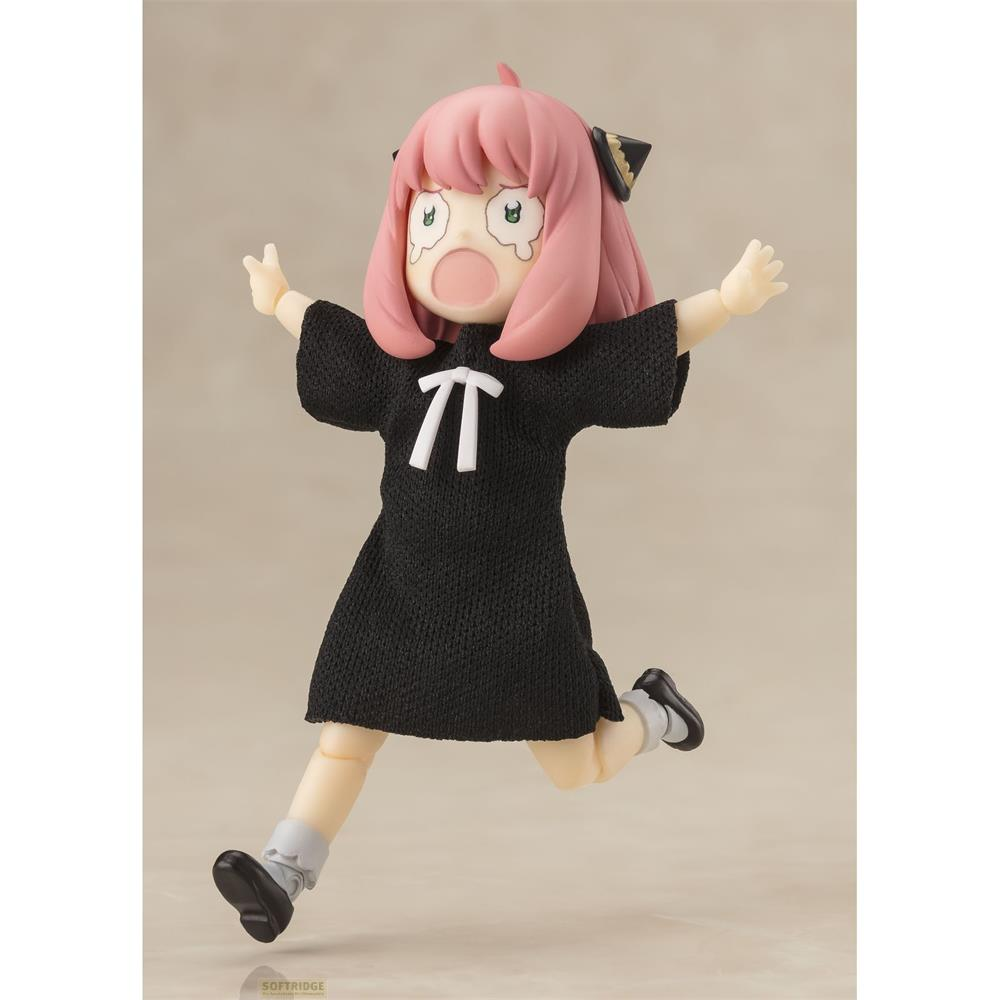 Statua di Anya Forger in abito nero con stemma "T" bianco, capelli rosa ed espressione sorpresa.