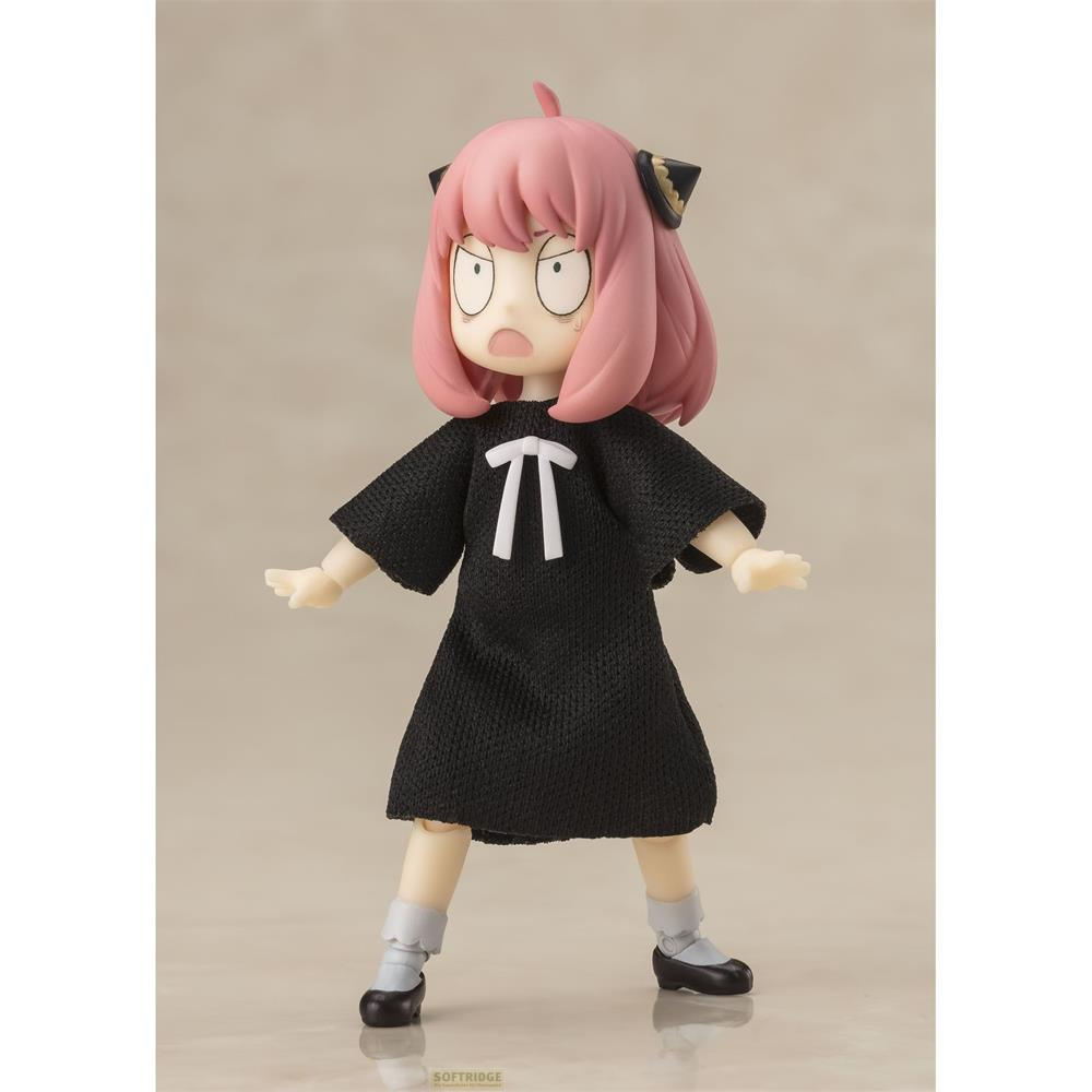 Una figura con capelli rosa e vestito nero con disegno a freccia bianca.