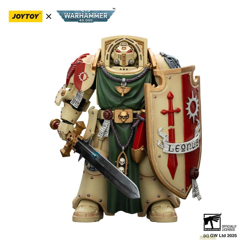 Pomalowana figurka Space Marine w kremowej zbroi z zieloną szarfą i mieczem.