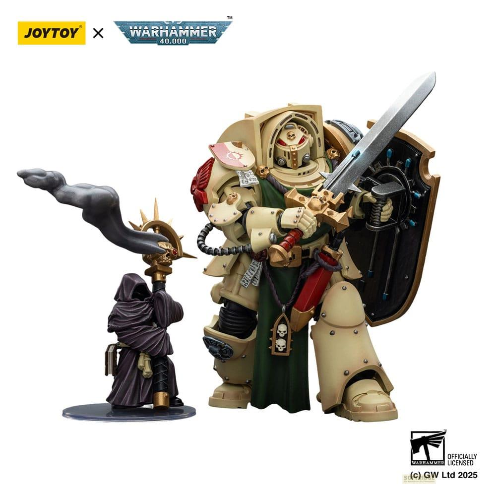 Figurka wojownika i mnicha z Warhammer 40.000 na białym tle.