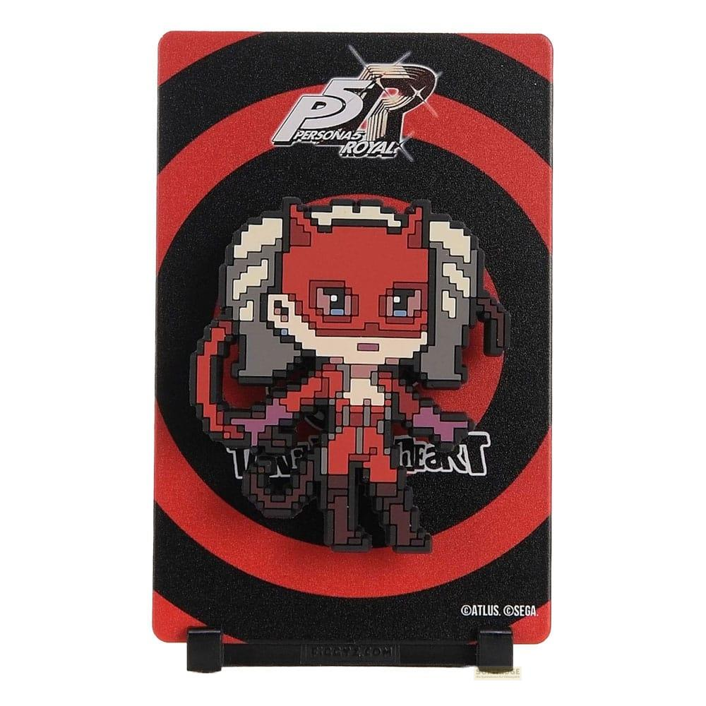 Pixel-Kunstfigur in Rot und Grau auf einem roten Kreis-Hintergrund mit dem Persona 5 Royal-Logo.