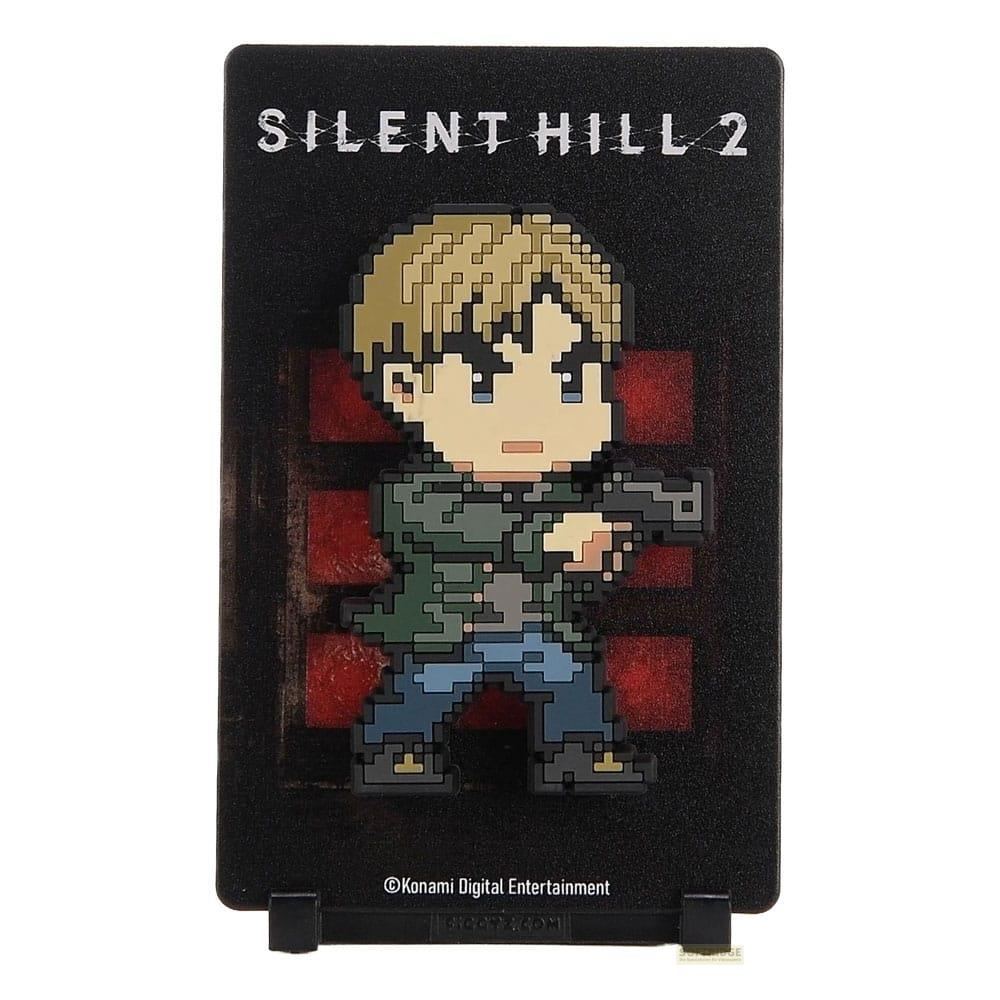 Pixel-Figur von James Sunderland mit Waffe, vor rotem Hintergrund, mit "Silent Hill 2" Titel.