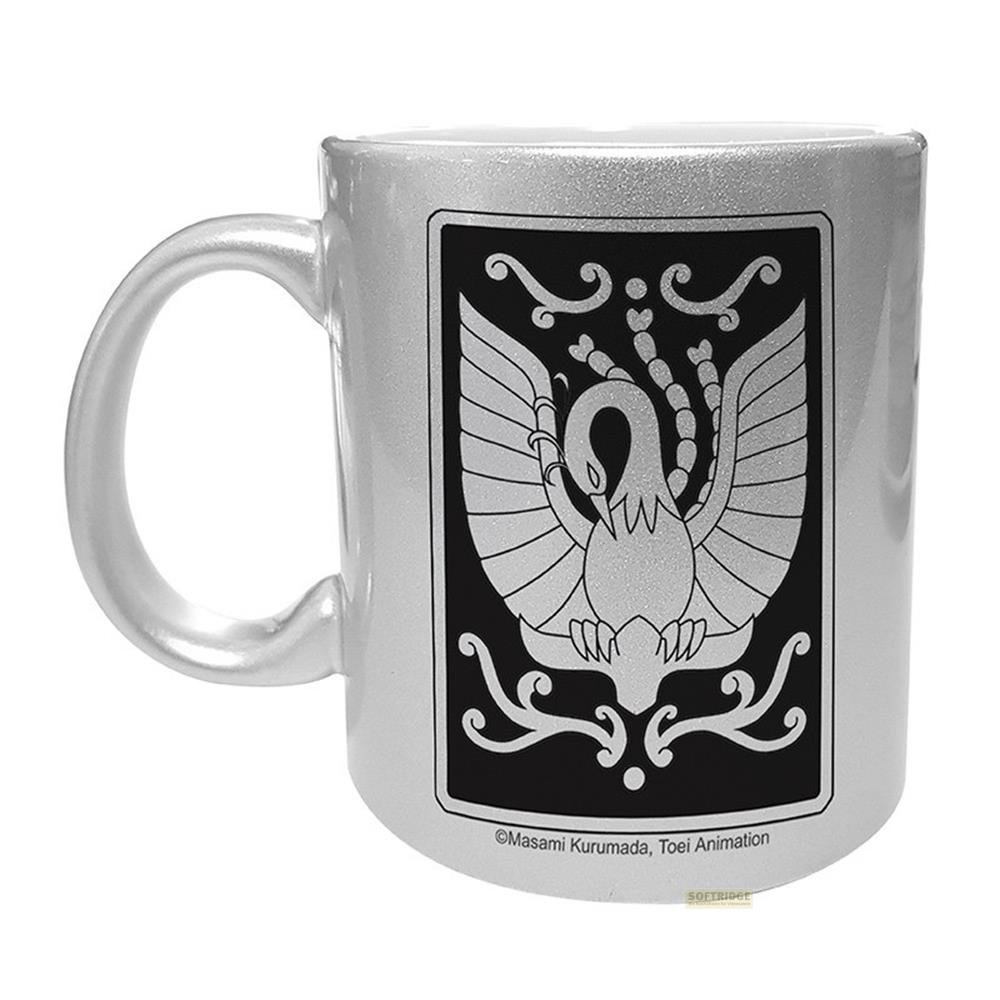Silberne Tasse mit schwarzem Rechteck, stilisiertem Phönix-Design und verzierten Details.