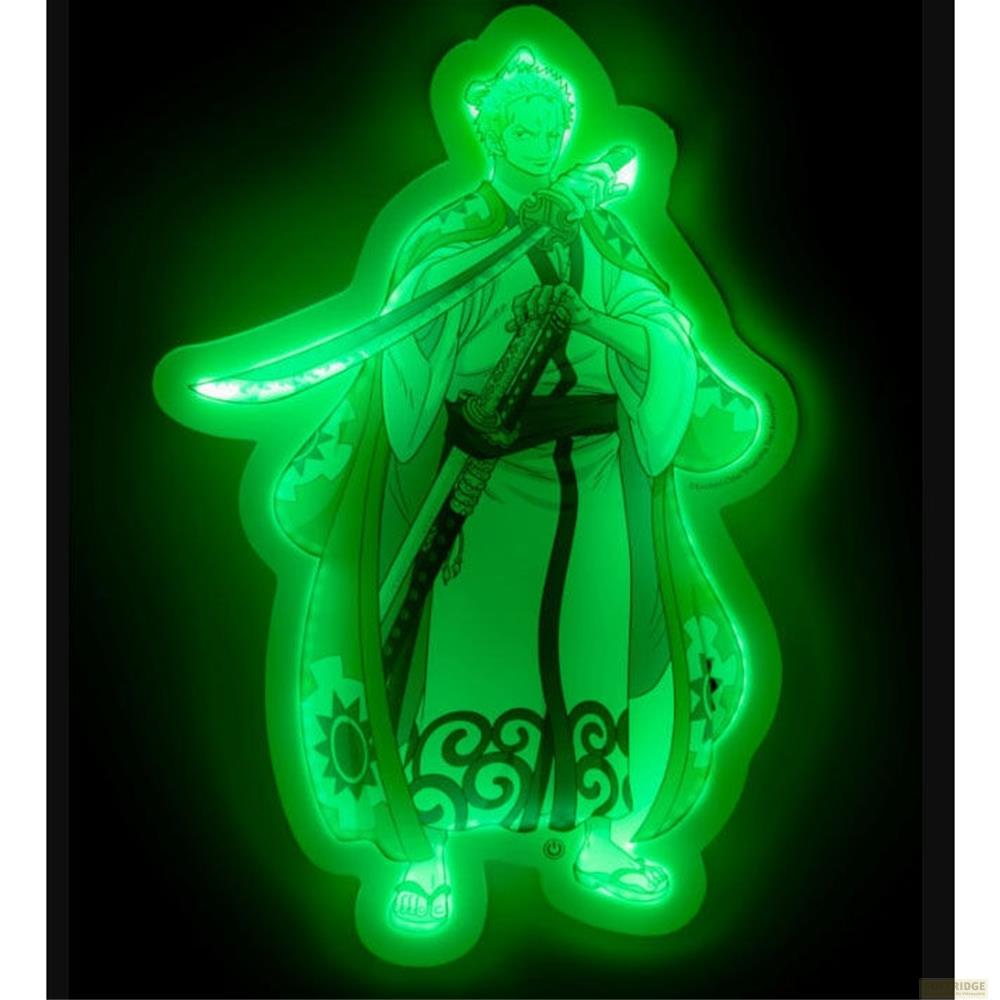 Una figura verde iluminada de un samurái con dos espadas en un kimono.